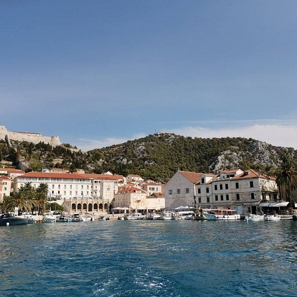 ESCAPADE RESSOURCEMENT A HVAR